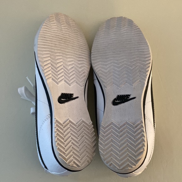 Women’s Nike Fivekay performance trainers in white/black. Faux leather. 7.5M - Picture 4 of 7